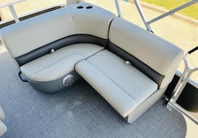 Sun Tracker Party Barge 18 DLX