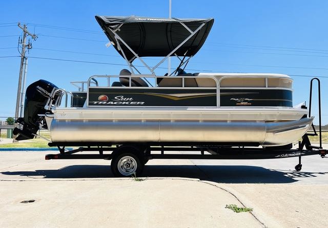 Sun Tracker Party Barge 18 DLX