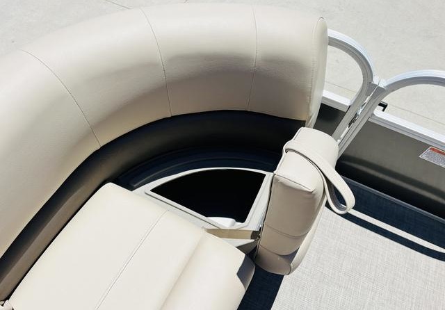 Sun Tracker Party Barge 18 DLX