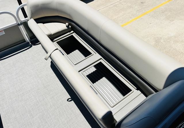 Sun Tracker Party Barge 18 DLX