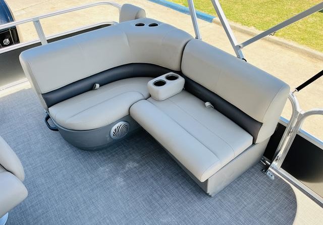 Sun Tracker Party Barge 18 DLX