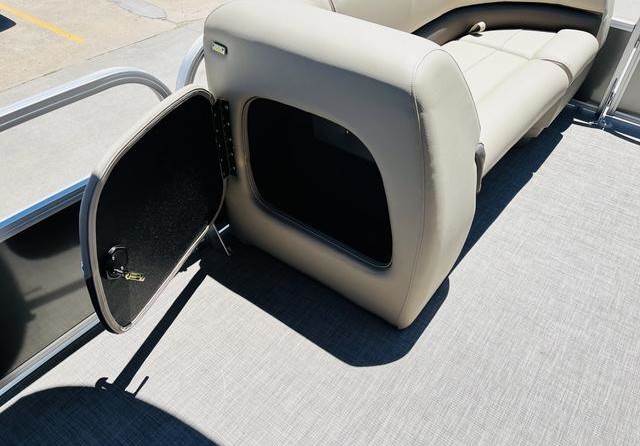 Sun Tracker Party Barge 18 DLX