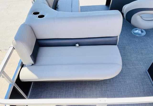 Sun Tracker Party Barge 18 DLX