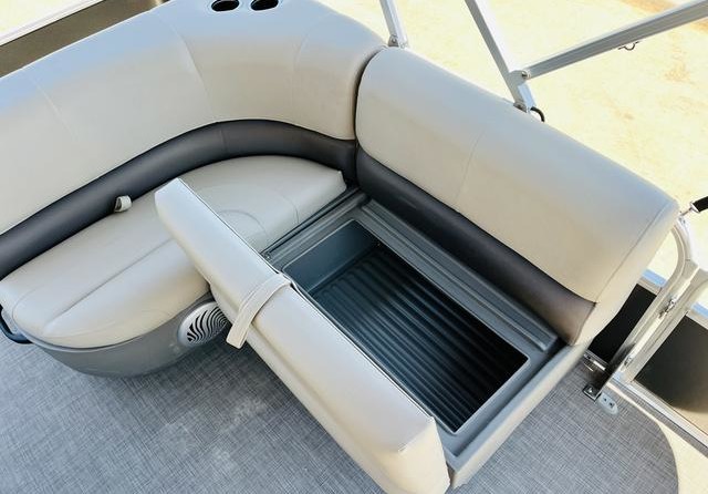 Sun Tracker Party Barge 18 DLX