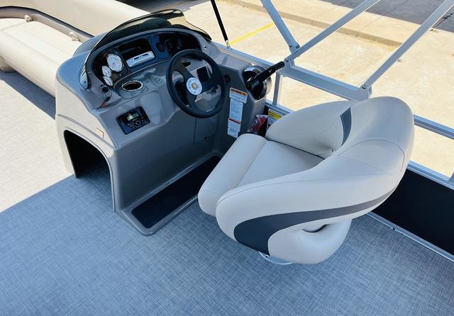 Sun Tracker Party Barge 18 DLX