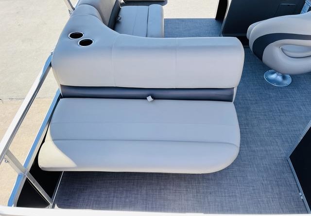 Sun Tracker Party Barge 18 DLX