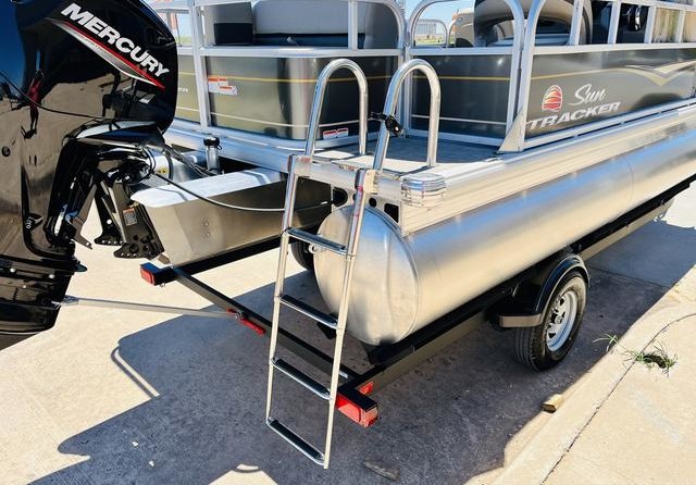 Sun Tracker Party Barge 18 DLX