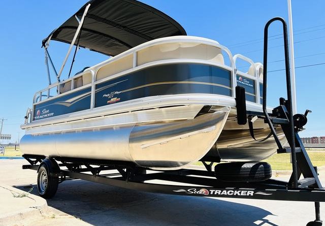 Sun Tracker Party Barge 18 DLX