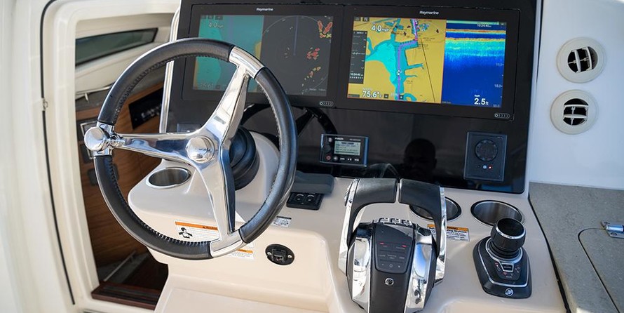 Boston Whaler 350 Realm