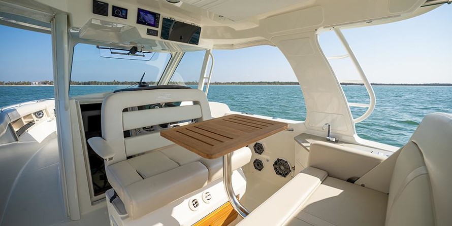 Boston Whaler 350 Realm