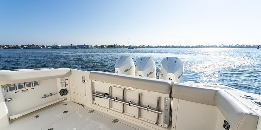 Boston Whaler 350 Realm