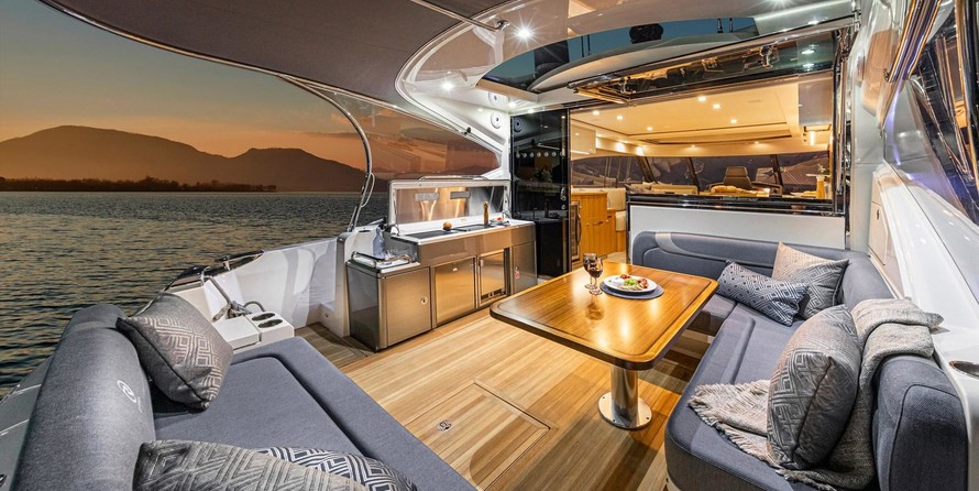 Riviera 5400 Sport Yacht