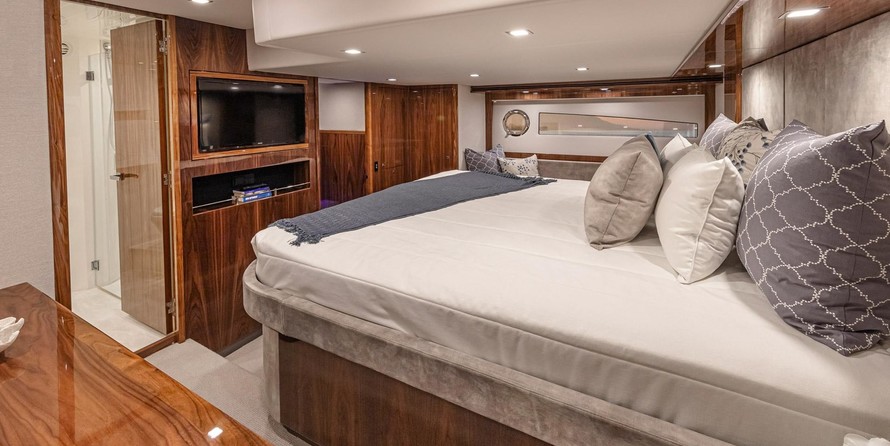 Riviera 5400 Sport Yacht