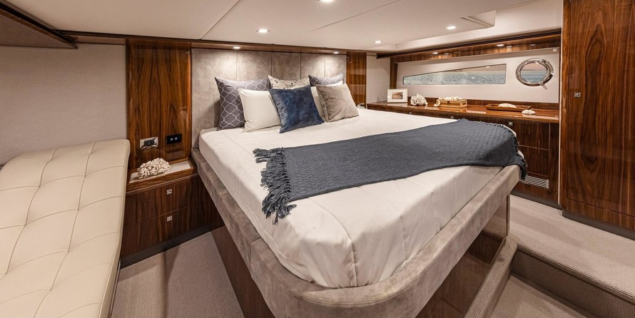 Riviera 5400 Sport Yacht