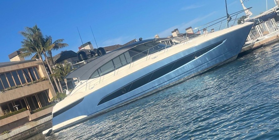 Riviera 5400 Sport Yacht