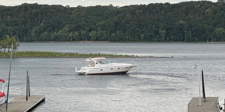 Cruisers yachts 3375 express