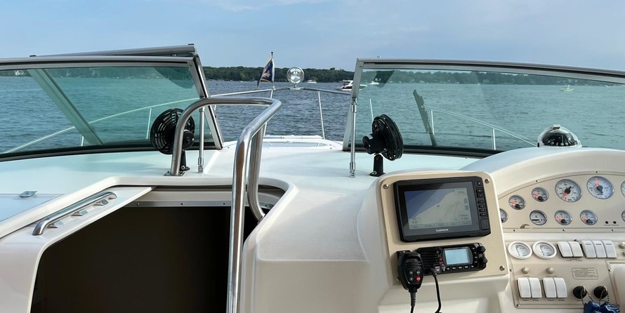 Cruisers yachts 3375 express