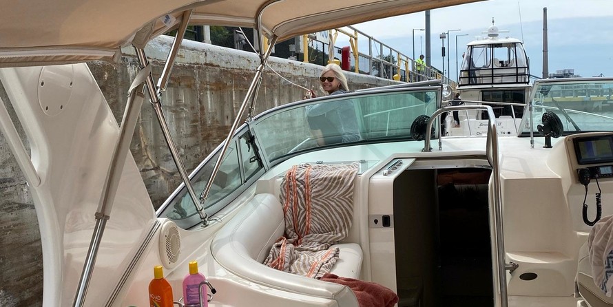 Cruisers yachts 3375 express