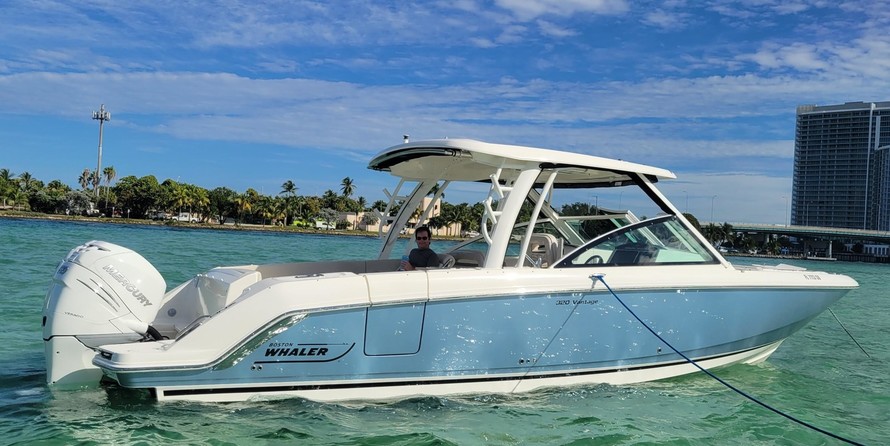 Boston Whaler 320 Vantage