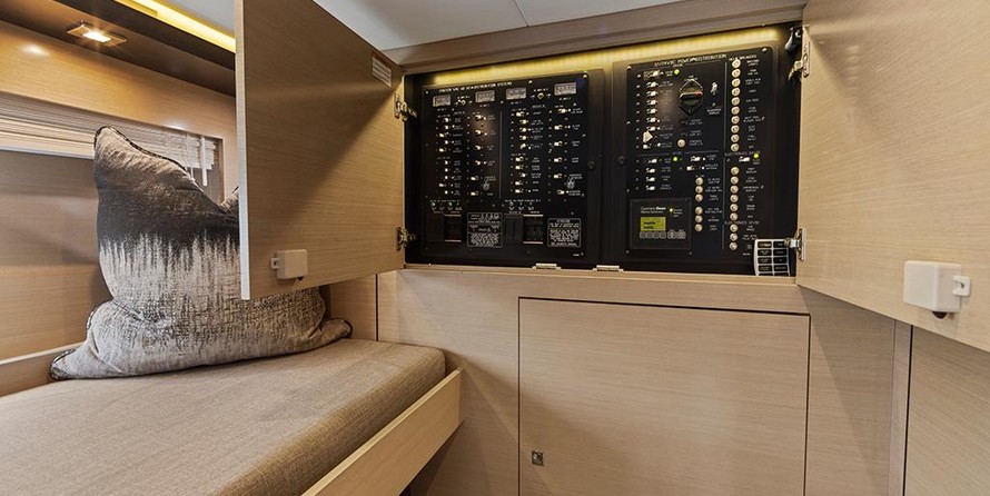 Cruisers Yachts 60 Cantius