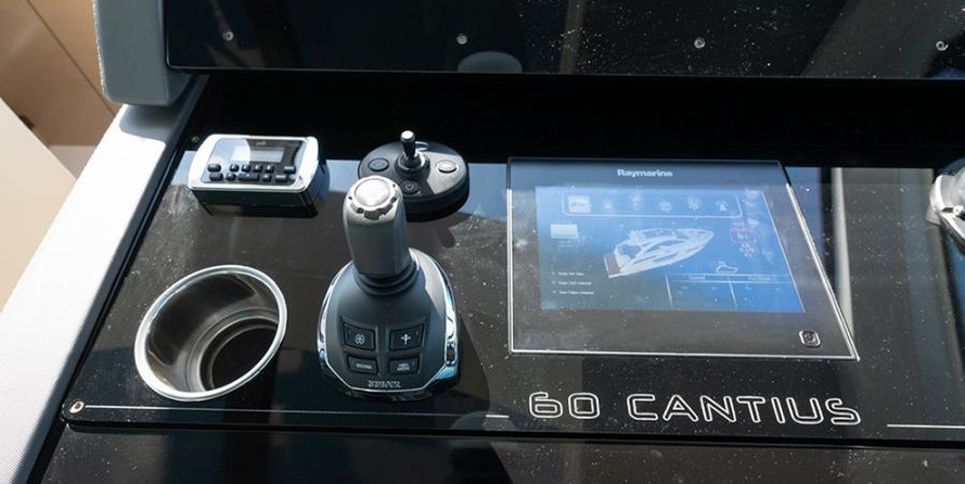 Cruisers Yachts 60 Cantius