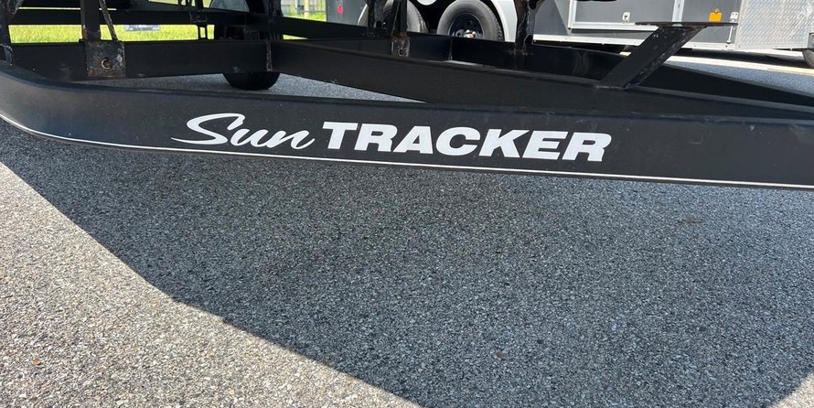 Sun Tracker Bass Buggy 18 DLX
