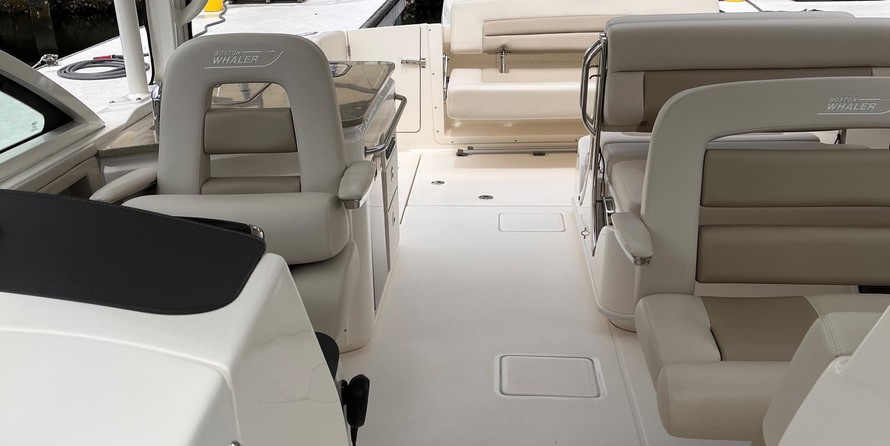 Boston Whaler 320 Vantage