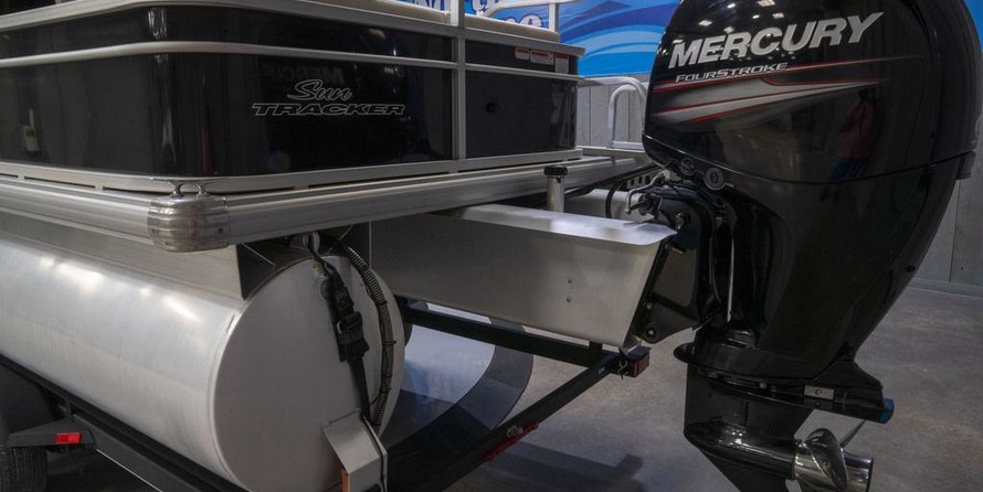 Sun Tracker Fishin Barge 24 DLX