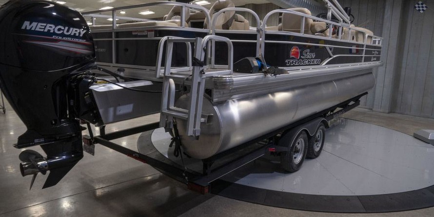 Sun Tracker Fishin Barge 24 DLX