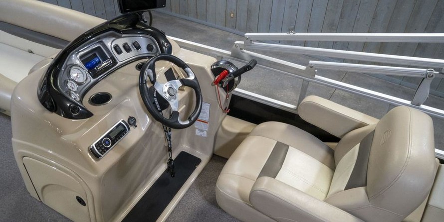 Sun Tracker Fishin Barge 24 DLX