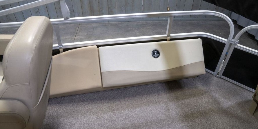 Sun Tracker Fishin Barge 24 DLX