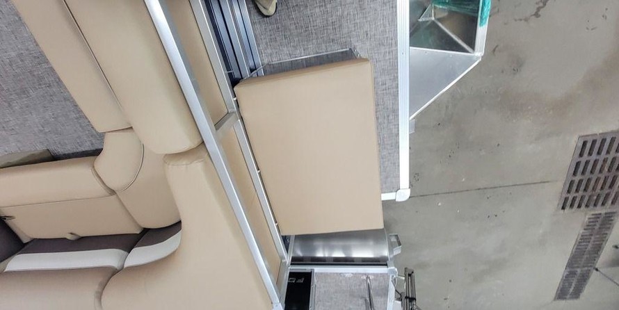 Sunchaser Boats Geneva Cruise 22 LR DH