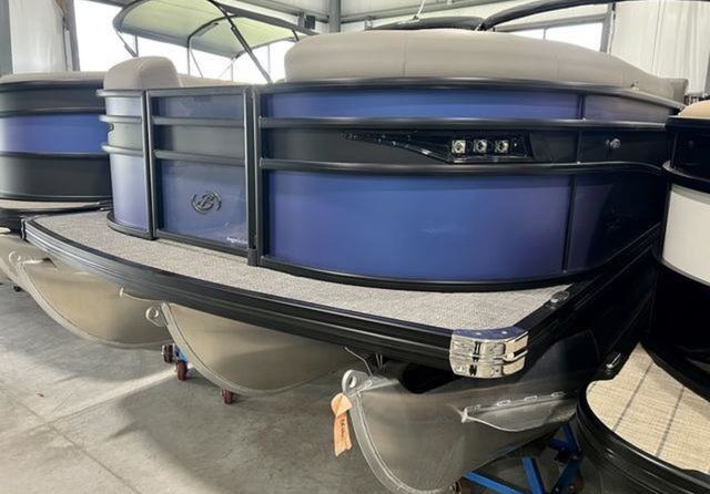 60 x 16 tri-toon passenger vessel