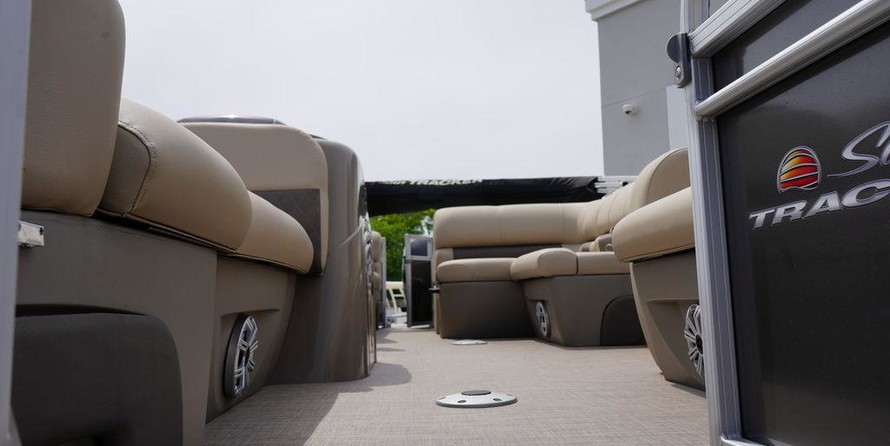 Sun Tracker 22 Party Barge RF