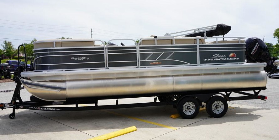 Sun Tracker 22 Party Barge RF