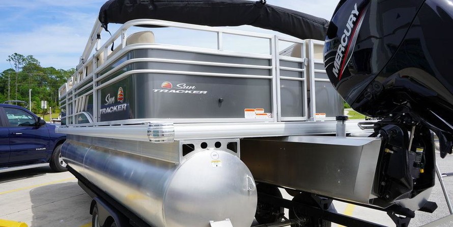 Sun Tracker 22 Party Barge RF