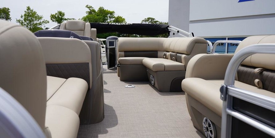 Sun Tracker 22 Party Barge RF