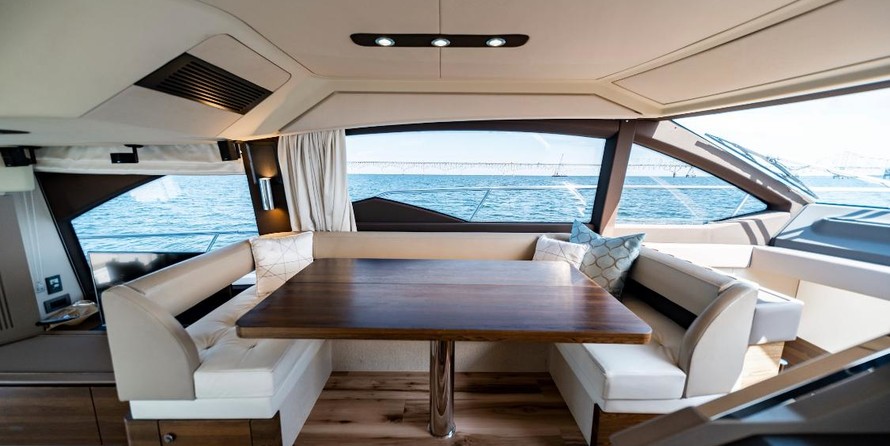 Azimut 50 Fly Galley Up