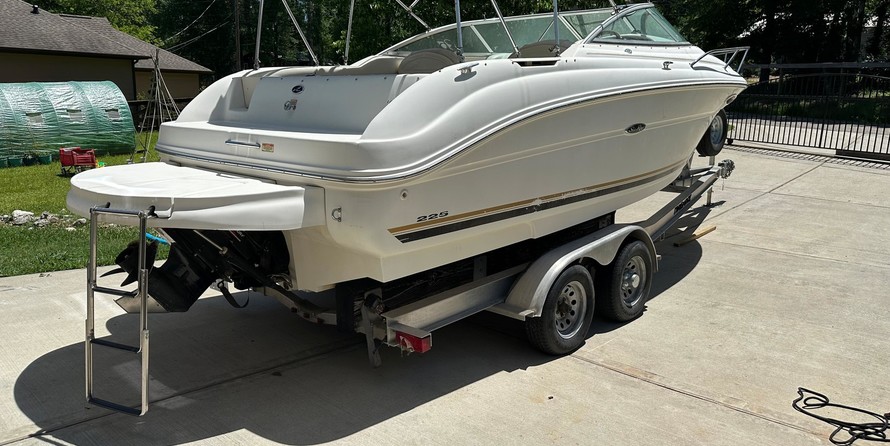 Sea ray 225 weekender
