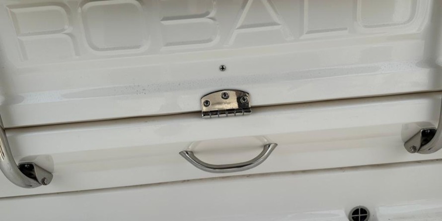 Robalo centre console r272