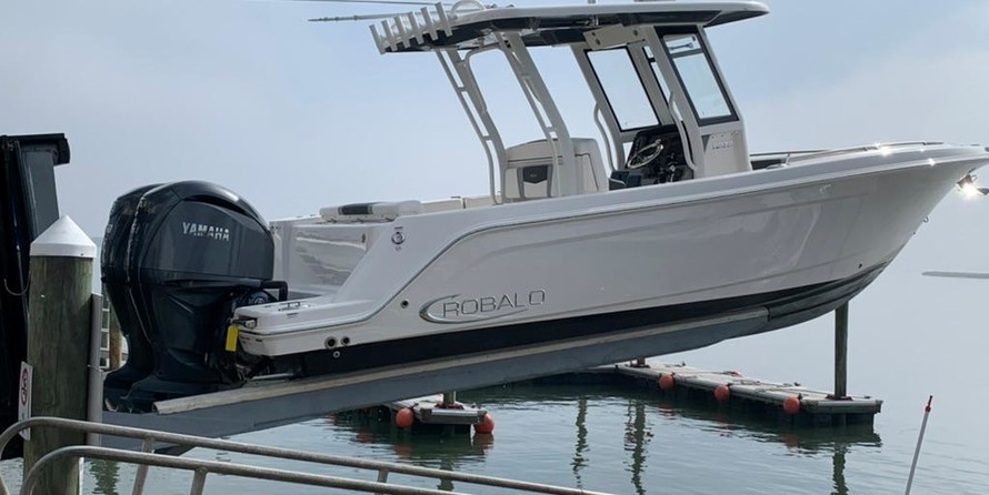 Robalo centre console r272