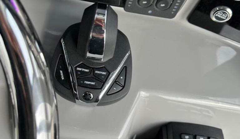 Robalo centre console r272