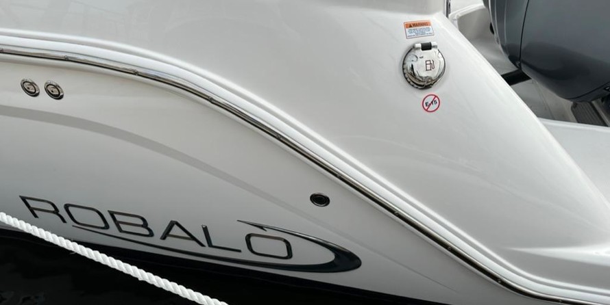 Robalo centre console r272