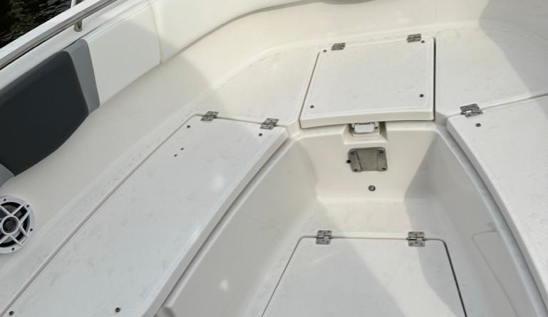 Robalo centre console r272