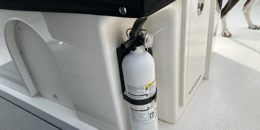 Robalo centre console r272