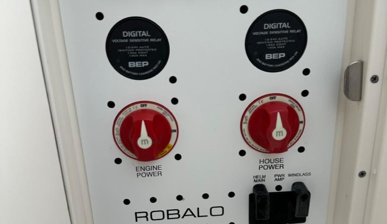 Robalo centre console r272