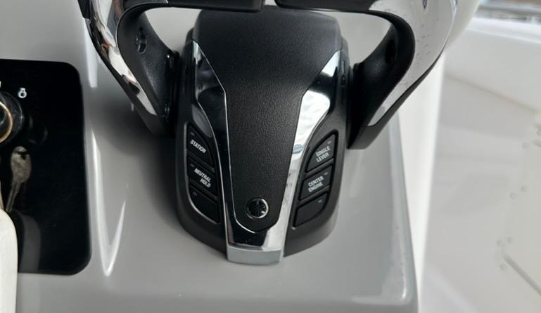 Robalo centre console r272