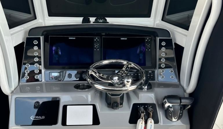 Robalo centre console r272