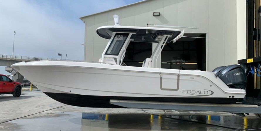 Robalo centre console r272