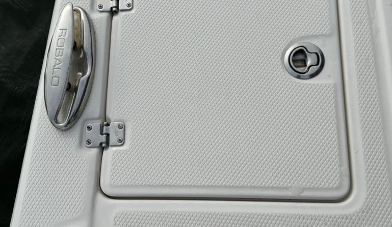 Robalo centre console r272